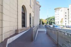 Bahnhof Bozen: Zugangsrampe Eingang Taxistand